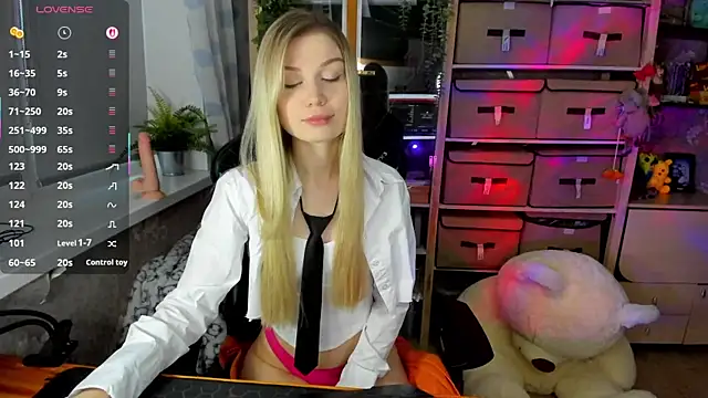 Snapshot of blondie_lina chatting on November 13, 12:15 pm blondie lina online show from November 13, 12:15 pm