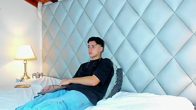 ZeusBrant online show from March 7, 1:52 pm