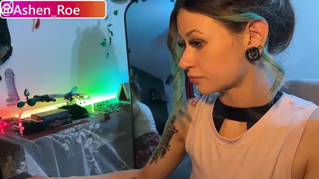 Snapshot of AshenRoe chatting on April 21, 2:37 am AshenRoe online show from April 21, 2:37 am