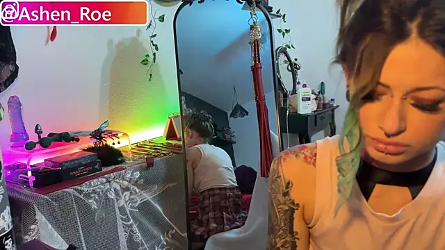 Snapshot of AshenRoe chatting on April 21, 2:51 am AshenRoe online show from April 21, 2:51 am