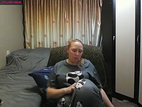 Snapshot of JenniDeep chatting on April 21, 3:28 pm JenniDeep online show from April 21, 3:28 pm