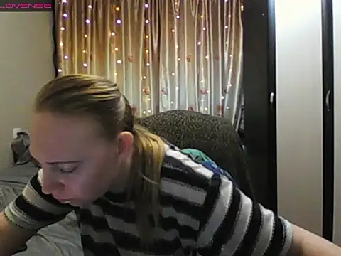 Snapshot of JenniDeep chatting on April 22, 3:35 pm JenniDeep online show from April 22, 3:35 pm