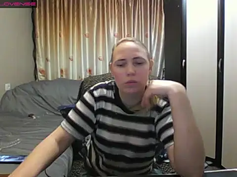 Snapshot of JenniDeep chatting on April 23, 8:55 pm JenniDeep online show from April 23, 8:55 pm