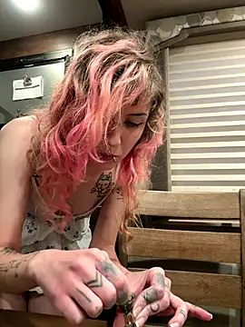 needlefaceUwU online show from November 15, 12:41 am