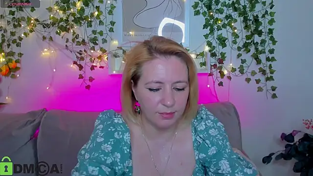 Snapshot of miss_lisaaa chatting on November 15, 2:53 am miss lisaaa online show from November 15, 2:53 am