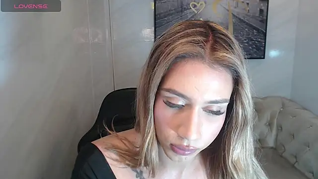Snapshot of Evy_Luxx_v chatting on June 3, 2:36 am Evy Luxx v online show from June 3, 2:36 am