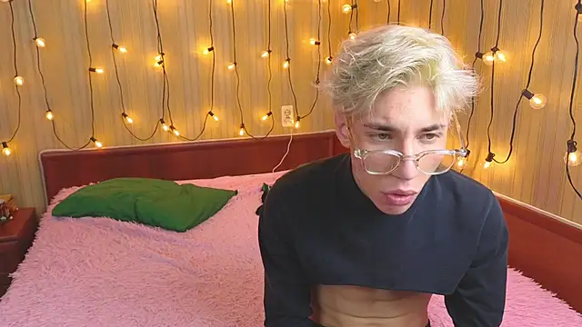 Adrian Collinss online show from November 14, 7:45 pm