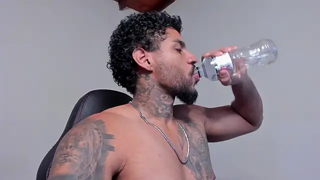 LuigiVitale 1 online show from February 23, 1:47 am