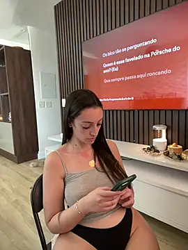 Snapshot of BelleRune chatting on December 9, 4:37 pm BelleRune online show from December 9, 4:37 pm