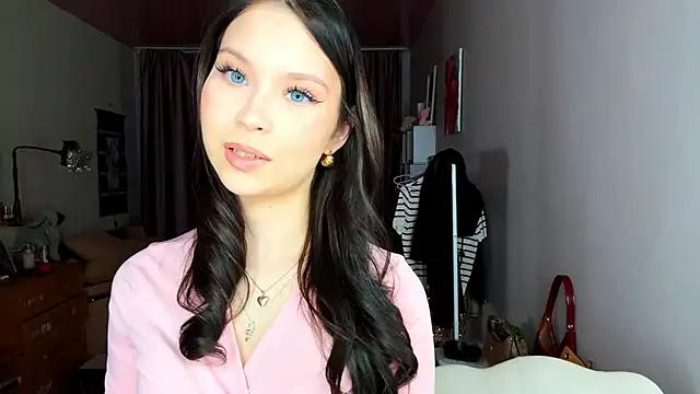 Snapshot of EmmaJonse chatting on November 15, 11:51 am EmmaJonse online show from November 15, 11:51 am