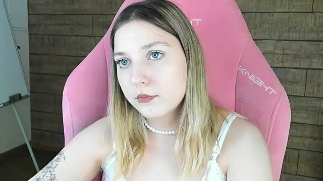 Snapshot of TinnaBurton chatting on June 11, 3:04 am TinnaBurton online show from June 11, 3:04 am