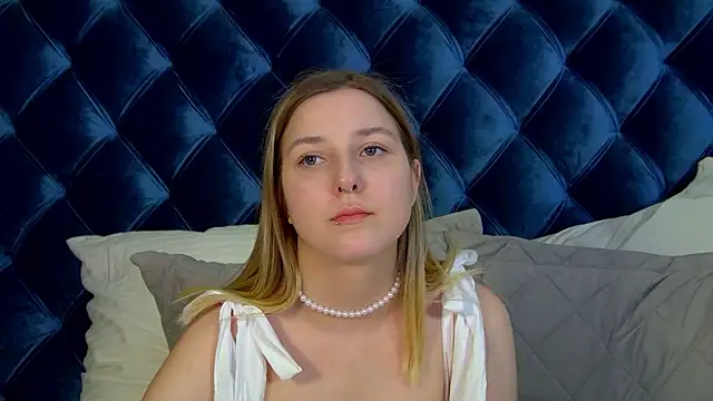 Snapshot of TinnaBurton chatting on July 18, 4:33 pm TinnaBurton online show from July 18, 4:33 pm