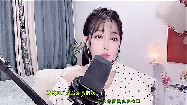 Snapshot of Laura_520 chatting on June 21, 12:41 pm Laura 520 online show from June 21, 12:41 pm