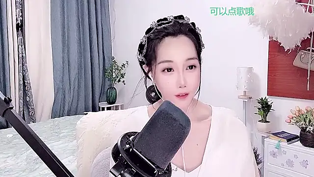Snapshot of Laura_520 chatting on July 6, 3:03 pm Laura 520 online show from July 6, 3:03 pm
