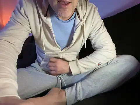 Snapshot of Brandonn1989amateur chatting on February 24, 9:46 pm Brandonn1989amateur online show from February 24, 9:46 pm