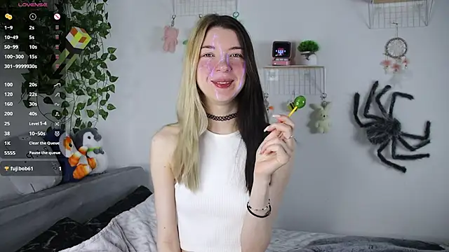 Snapshot of Emmie_shy chatting on November 19, 11:10 am Emmie shy online show from November 19, 11:10 am