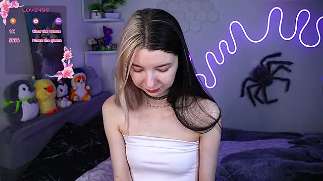 Snapshot of Emmie_shy chatting on April 28, 8:47 pm Emmie shy online show from April 28, 8:47 pm