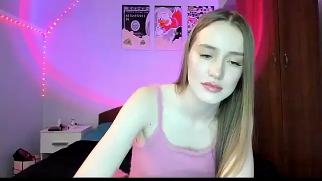 Snapshot of tinyglow chatting on February 3, 7:02 am tinyglow online show from February 3, 7:02 am