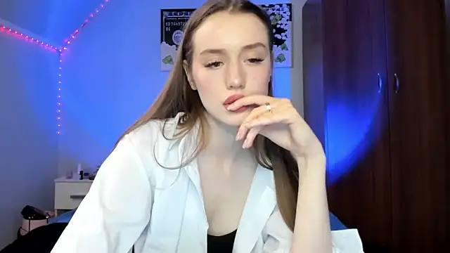 Snapshot of tinyglow chatting on February 5, 7:51 pm tinyglow online show from February 5, 7:51 pm