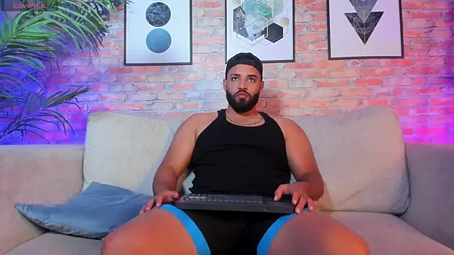 Snapshot of Chris_Varden chatting on December 3, 7:45 pm Chris Varden online show from December 3, 7:45 pm