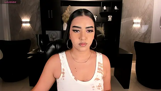 Snapshot of SophieLanne chatting on June 22, 1:29 am SophieLanne online show from June 22, 1:29 am
