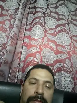 Snapshot of BuskedFester chatting on December 3, 5:26 am BuskedFester online show from December 3, 5:26 am