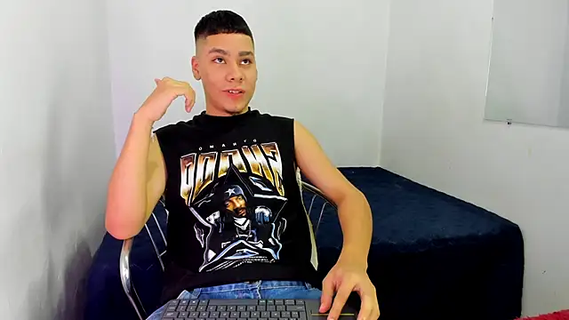 Snapshot of Lucastorrez01 chatting on May 10, 3:44 am Lucastorrez01 online show from May 10, 3:44 am
