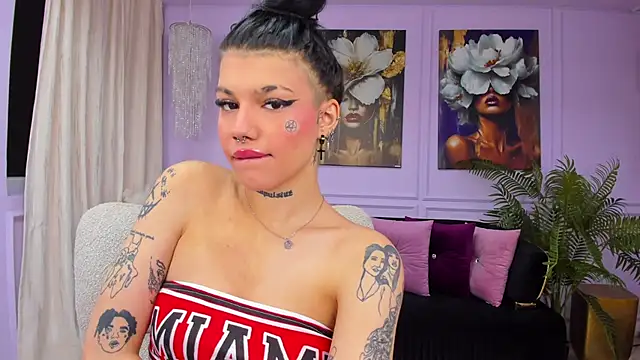 Snapshot of YasminWild chatting on February 6, 4:28 am YasminWild online show from February 6, 4:28 am