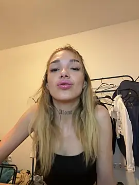 Snapshot of lunababy77 chatting on November 17, 4:13 pm lunababy77 online show from November 17, 4:13 pm