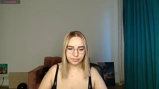 Snapshot of HillaryWong chatting on November 17, 6:52 am HillaryWong online show from November 17, 6:52 am