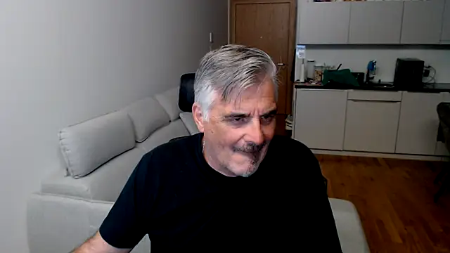 Snapshot of Buidapest chatting on November 17, 1:55 am Buidapest online show from November 17, 1:55 am