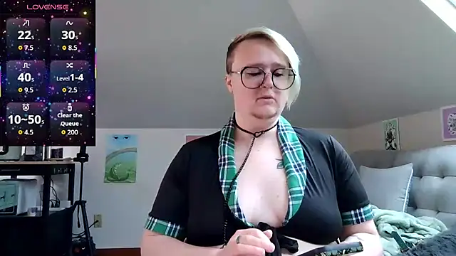 Snapshot of queerlyjaz chatting on May 2, 6:02 pm queerlyjaz online show from May 2, 6:02 pm