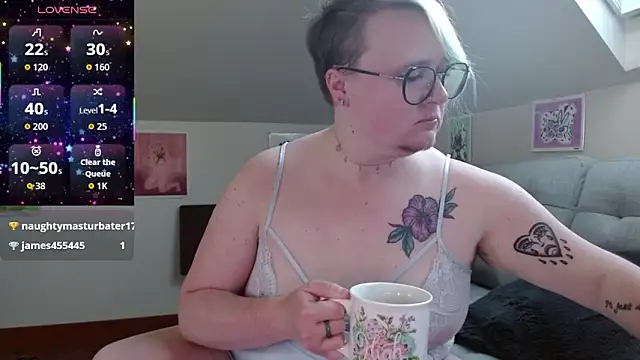 Snapshot of queerlyjaz chatting on May 15, 2:13 pm queerlyjaz online show from May 15, 2:13 pm