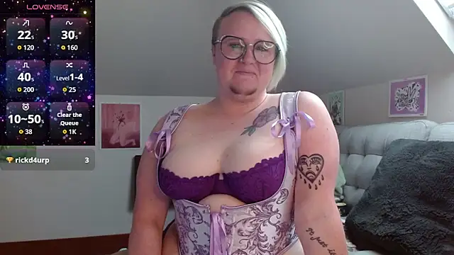 Snapshot of queerlyjaz chatting on June 13, 5:22 pm queerlyjaz online show from June 13, 5:22 pm