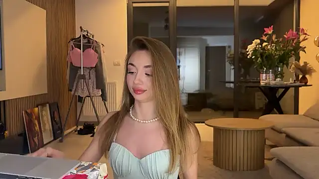 Jolienne online show from March 12, 8:26 pm