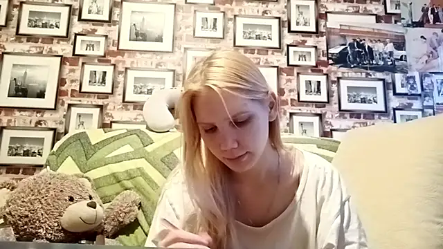 Snapshot of EvieBaggette chatting on November 18, 7:35 am EvieBaggette online show from November 18, 7:35 am