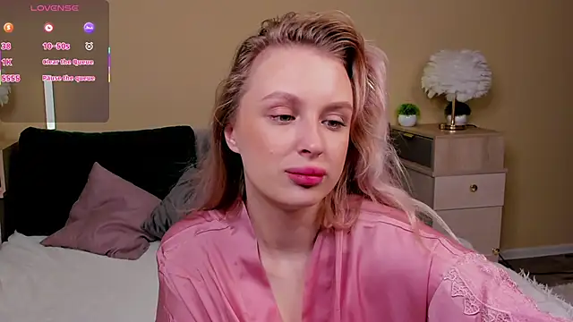 Snapshot of KiraRuiz chatting on February 8, 1:09 am KiraRuiz online show from February 8, 1:09 am