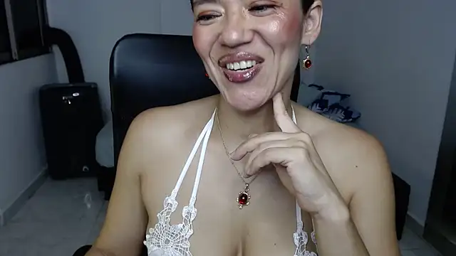 Snapshot of Annie_Cervantez chatting on July 3, 10:10 am Annie Cervantez online show from July 3, 10:10 am