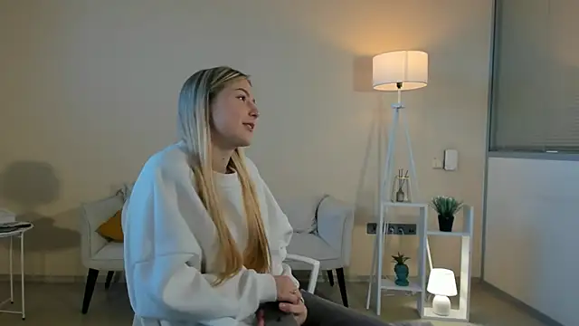 LaunaStrate online show from November 20, 5:40 am