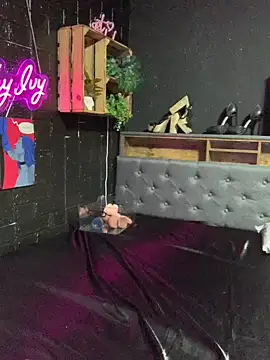 Snapshot of Shy-Ivy chatting on May 6, 10:04 pm Shy-Ivy online show from May 6, 10:04 pm
