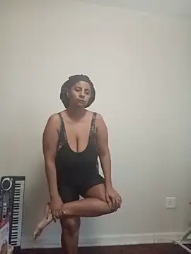 Snapshot of LaReineCleo chatting on June 4, 5:46 am LaReineCleo online show from June 4, 5:46 am