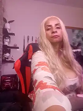 Snapshot of LaReineCleo chatting on June 10, 10:25 am LaReineCleo online show from June 10, 10:25 am
