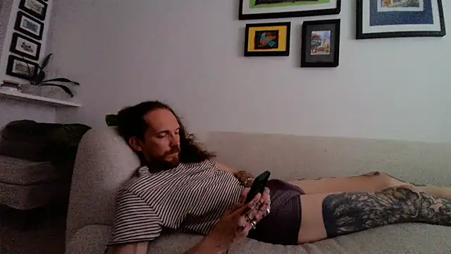 Snapshot of skinnytarzan89 chatting on July 6, 7:27 pm skinnytarzan89 online show from July 6, 7:27 pm