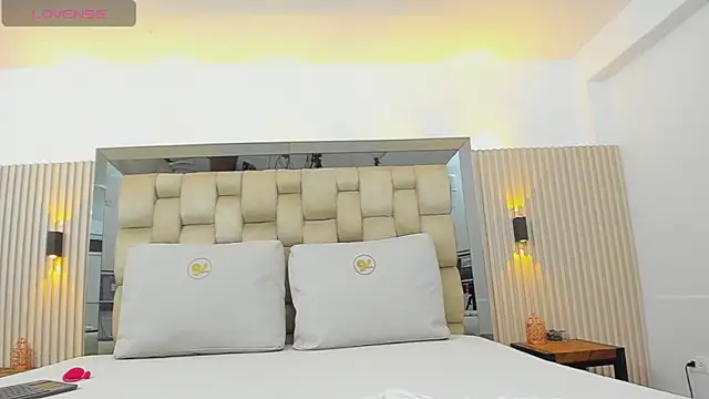 nicolee jonnes online show from November 21, 4:00 am