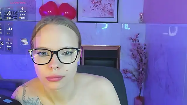 lucy loy online show from February 8, 3:32 am