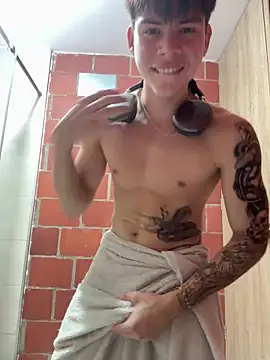 Snapshot of Handsome_boys69 chatting on May 21, 3:35 am Handsome boys69 online show from May 21, 3:35 am