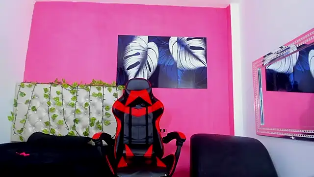 Snapshot of MiaAndTeylor chatting on November 20, 7:24 pm MiaAndTeylor online show from November 20, 7:24 pm