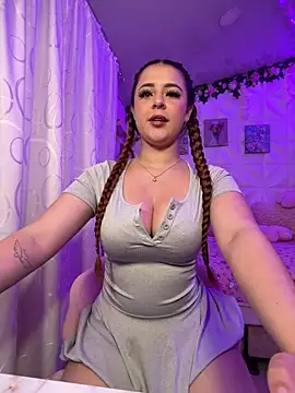 April Beckett02 online show from April 16, 10:27 am