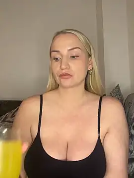 BootyQueenApril online show from December 13, 10:04 pm