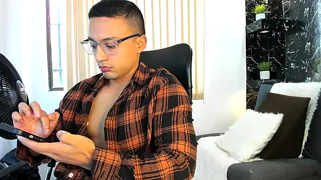 Snapshot of thomas_scot1 chatting on November 21, 1:21 pm thomas scot1 online show from November 21, 1:21 pm